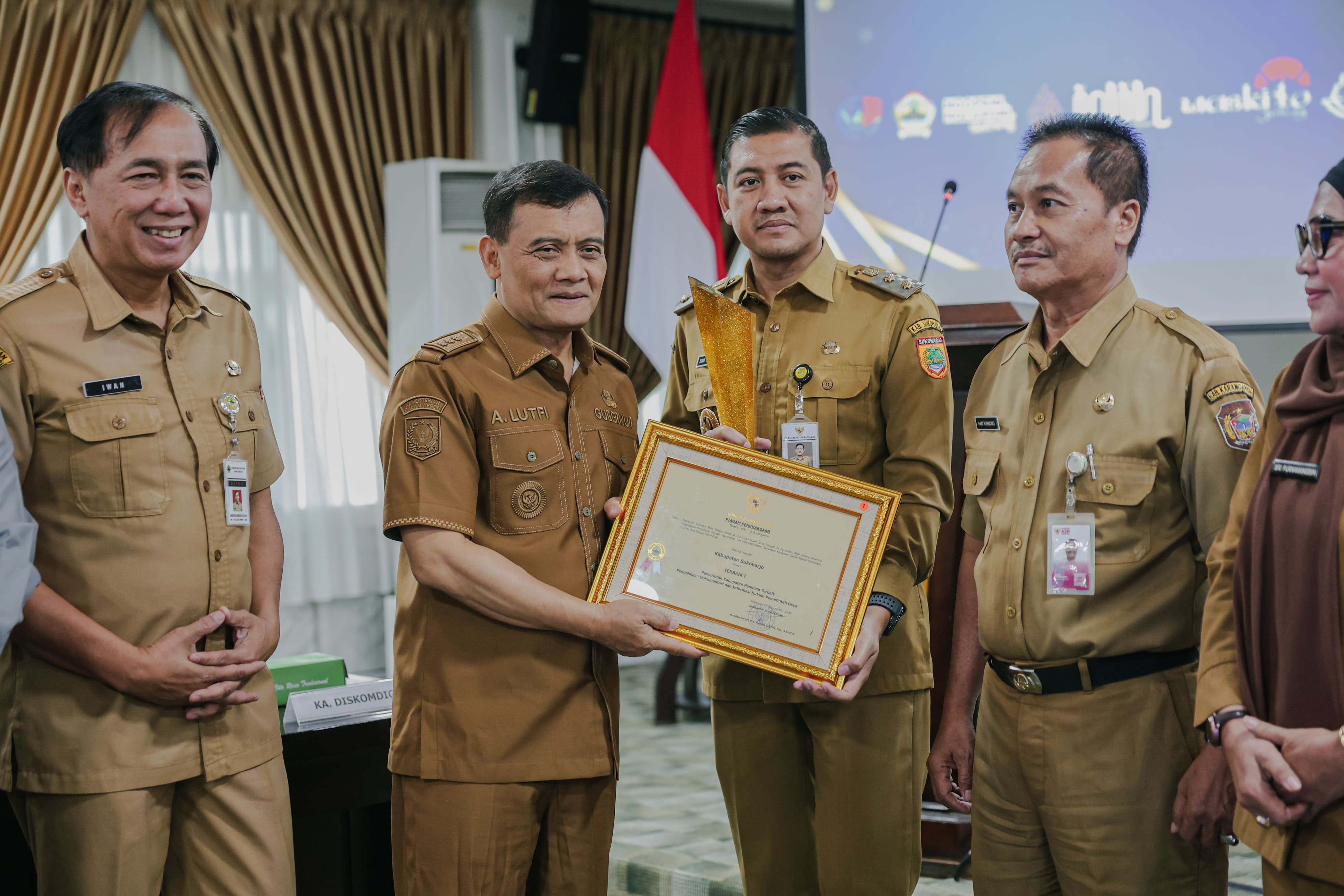Penerimaan Penghargaan Terbaik I sebagai Kabupaten Pembina Pengelolaan Dokumentasi dan Informasi Produk Hukum Pemerintah Desa.